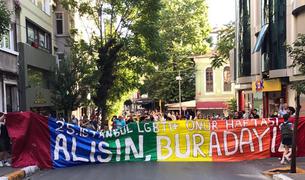 44 человека задержаны в Стамбуле на запрещённом марше ЛГБТ