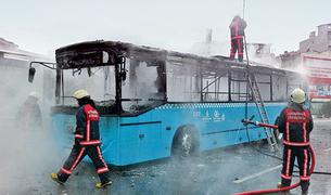 В Стамбуле сожгли городской автобус