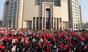 Тысячи людей по всей Турции выступили против полиции и в поддержку свободы СМИ