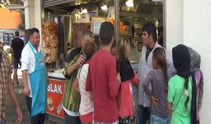 Турецкий Робин Гуд накормил сирийских детей-беженцев за счет хозяина магазина