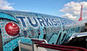 Самолет Turkish Airlines, украшенный 17 тыс фотографий, прибыл в Россию