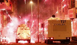 Столкновения на площади Окмейданы в Стамбуле - ФОТО