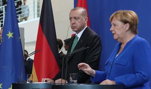 Эрдоган и Меркель вновь обсудили по телефону ситуацию в Ливии