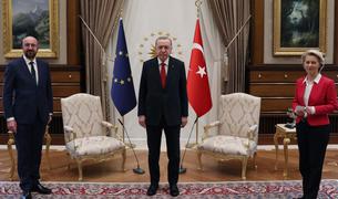 Главе Еврокомиссии не досталось места во время встречи с Эрдоганом — ВИДЕО