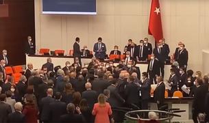 В парламенте Турции подрались депутаты — ВИДЕО