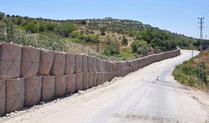 Турецкие военные строят 2,5-метровую стену на границе с Сирией