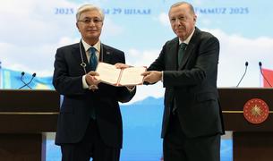 Президента Казахстана наградили высшей государственной наградой Турции