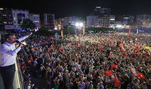Тысячи людей вышли на протест в Стамбуле после отстранения лидеров провинциального отделения оппозиционной РНП