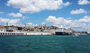 Лайнеру Astoria Grande удалось зайти в порт Стамбула в рамках другого маршрута