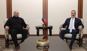 Умеров провел переговоры с главой МИД Турции по гуманитарной тематике