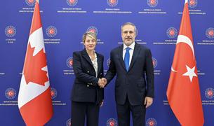 Фидан провел встречу с главой МИД Канады в Анкаре