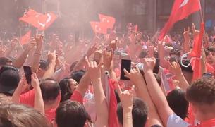 В Берлине остановлен марш турецких футбольных фанатов из-за националистического жеста