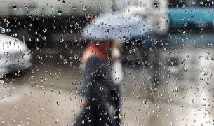 Десятки журналистов, несмотря на дождь в Стамбуле, ждут приезда на переговоры делегаций РФ и Украины
