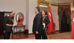 Впервые в истории Турции поздравления в Генштабе принял президент