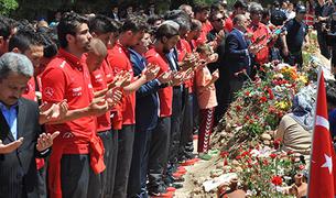 Турецкие футболисты посетили объятую горем Сому