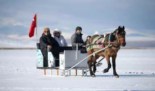 Замёрзшее озеро привлекает туристов с началом сезона санных прогулок на востоке Турции