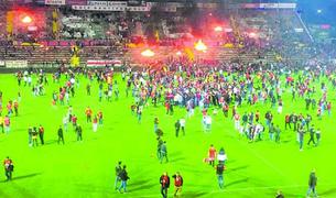 В Турции болельщики подожгли футбольный стадион