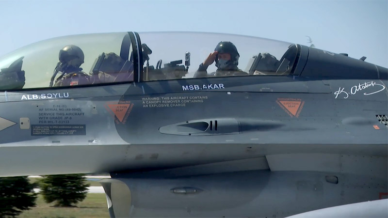 Глава Минобороны Турции облетел на F-16 Эгейское море после заявления в адрес Греции