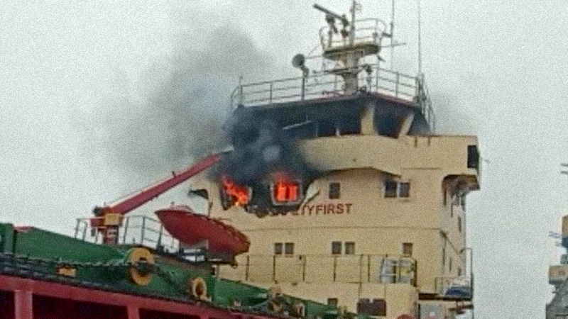 Два турецких судна повреждены в порту Херсона шрапнелью от взрыва снаряда
