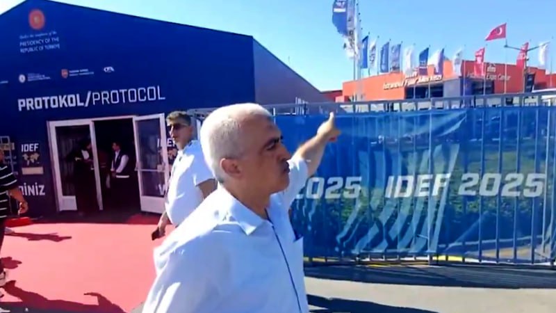 Турецкий депутат Гергерлиоглу провел пикет против поставщиков оружия Израилю на выставке IDEF-2025
