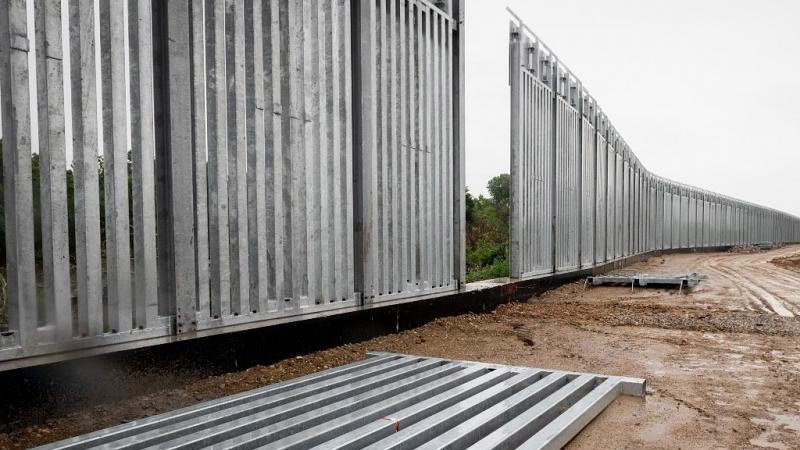 Греческие власти расширят стальной забор на границе с Турцией