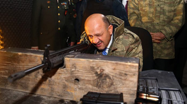 Министр обороны испытал новую турецкую винтовку