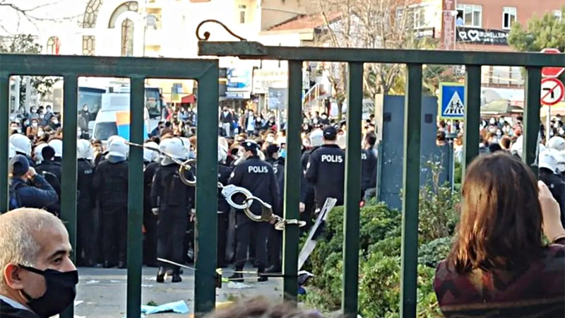 Почему протестуют студенты Босфорского университета?