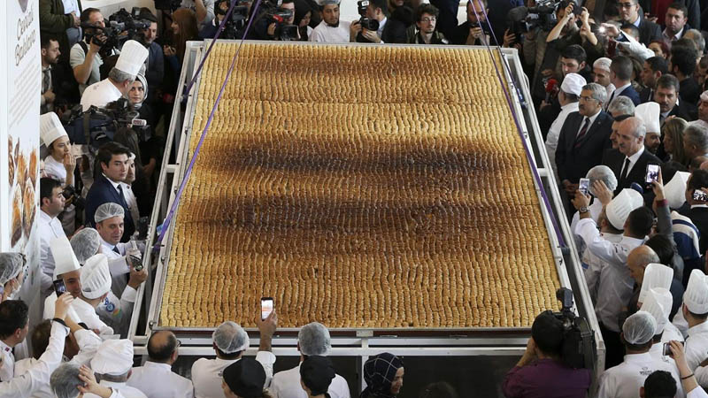 Турецкие повара испекли гигантскую баклаву, побив мировой рекорд