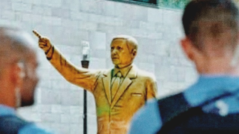 Золотую статую Эрдогана выставили на фестивале искусств в Германии