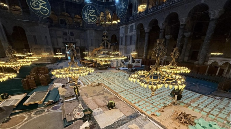 Тяжёлая техника в  Соборе Святой Софии: реставрация вызвала волну возмущения