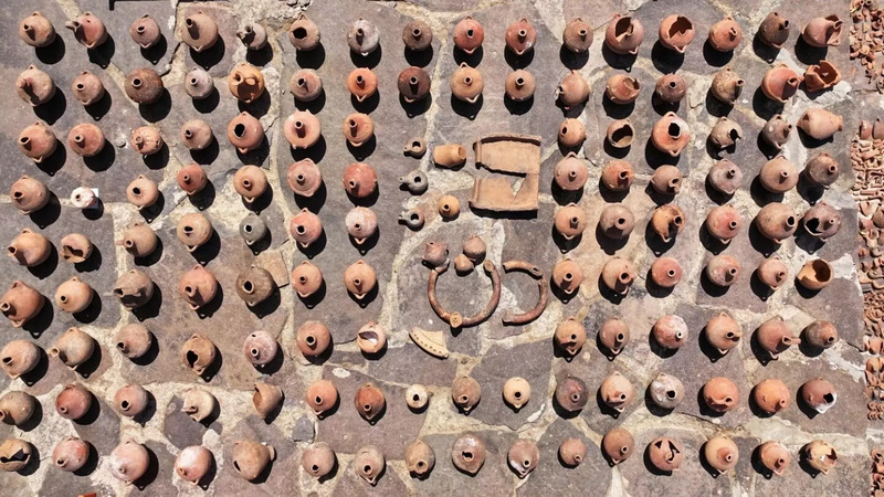 В храме Деметры в Турции обнаружена коллекция сосудов-гидрисков