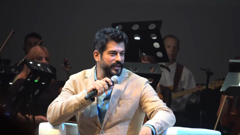 Актер «Великолепного века» Бурак Озчивит выступил с моноспектаклем в Москве