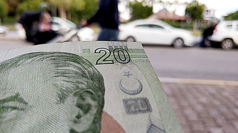 Албайрак: Правительство не равнодушно к росту доллара и сдержит его, если захочет