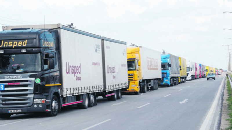Саудовские таможенники разрешили турецким грузовикам пересечь границу