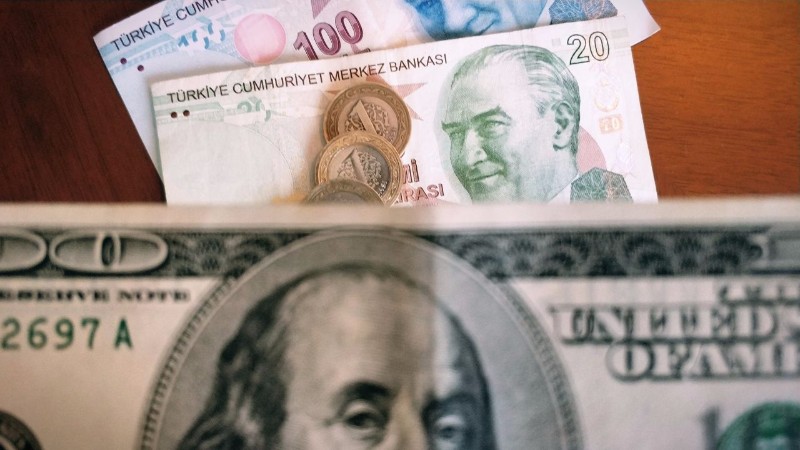 Курс турецкой лиры достиг рекордно низкого уровня среди ведущих развивающихся рынков