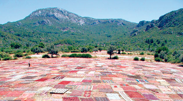 Турецкие ковры ручной работы выкладывают на солнце перед отправкой на экспорт