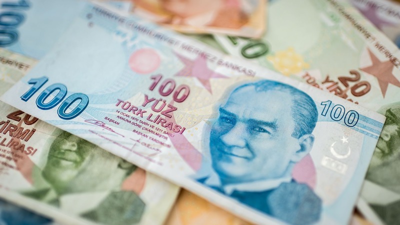 Турецкая валюта побила антирекорд, перешагнув отметку в 33 лиры за доллар