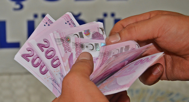 Падение лиры превратило минимальную зарплату в Турции в одну из самых низких в Европе