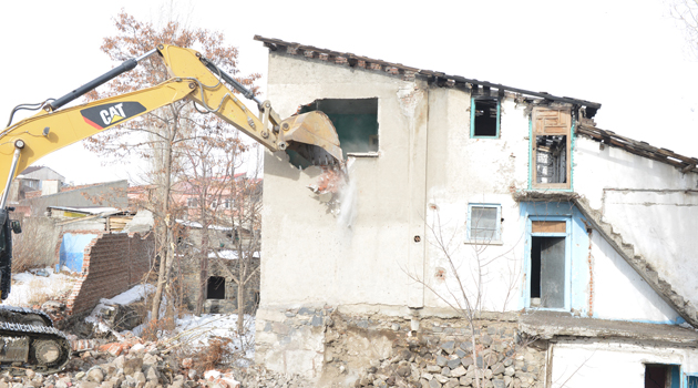 По меньшей мере один человек погиб во время сноса здания в Анкаре
