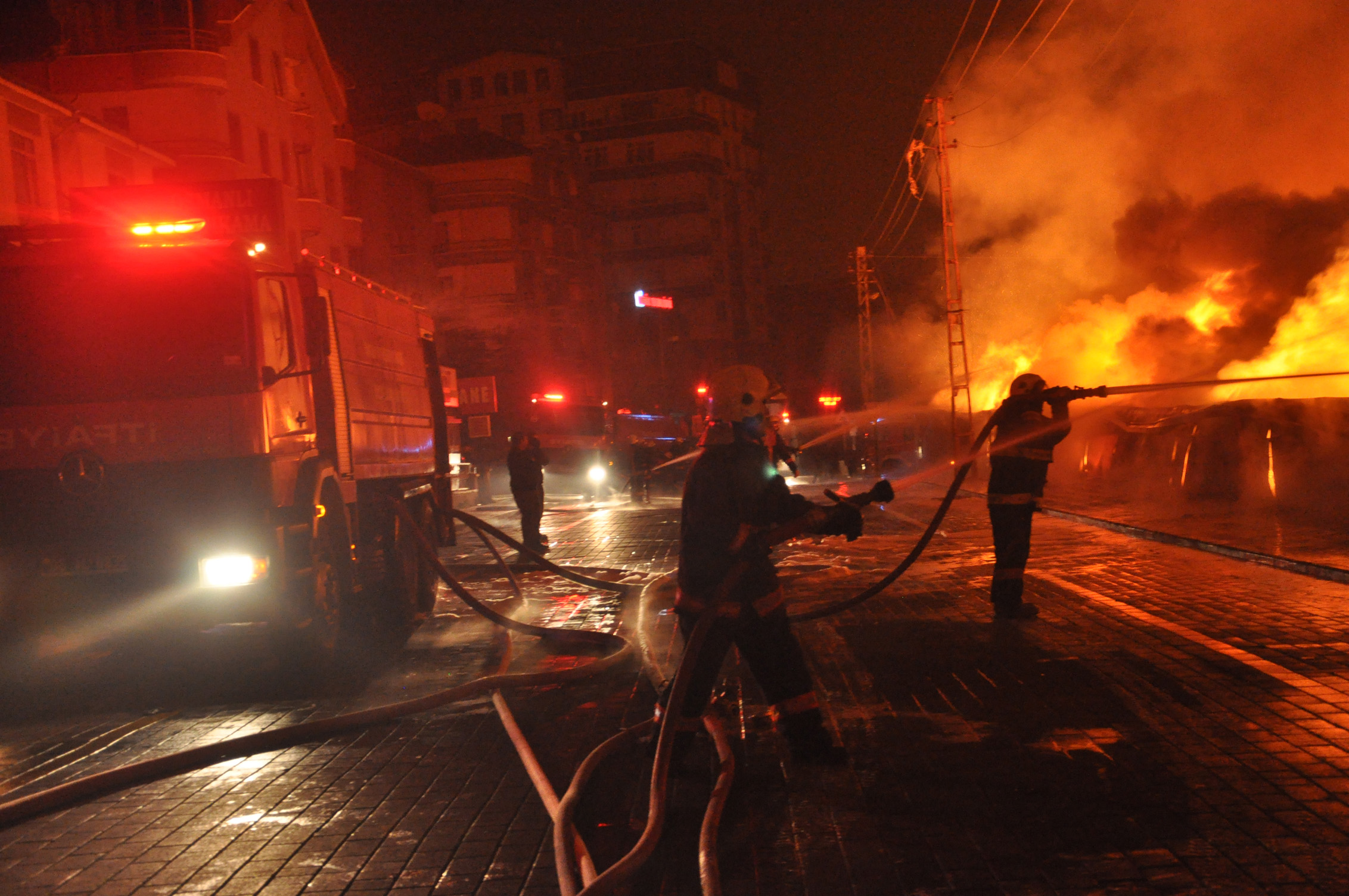 Сильный пожар произошел на продуктовом рынке в Анкаре