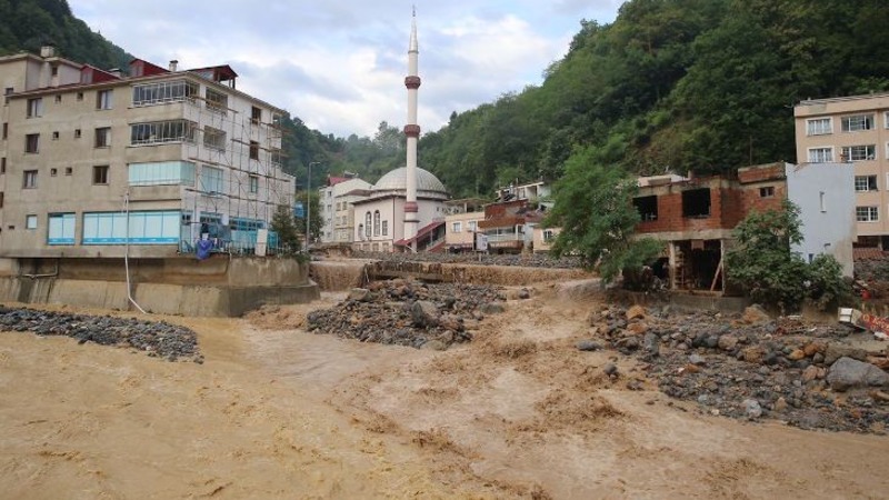 В результате наводнения в черноморском регионе Турции шесть человек погибли и 12 пропали без вести