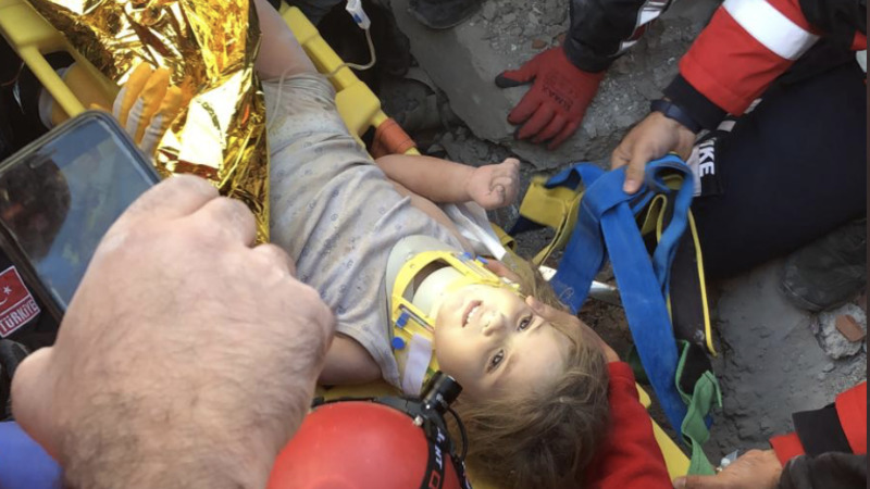В Измире из-под завалов вытащили четырёхлетнюю девочку