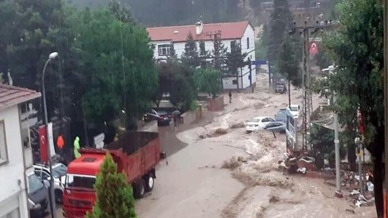 Север Турции затопило после того, как лесные пожары опустошили юг страны — ВИДЕО