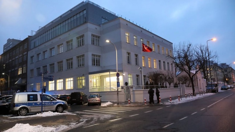 В Варшаве турок бросил коктейль Молотова в здание турецкого посольства
