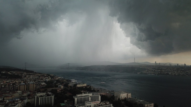 Некоторые районы Стамбула затопило из-за ливней (ВИДЕО)
