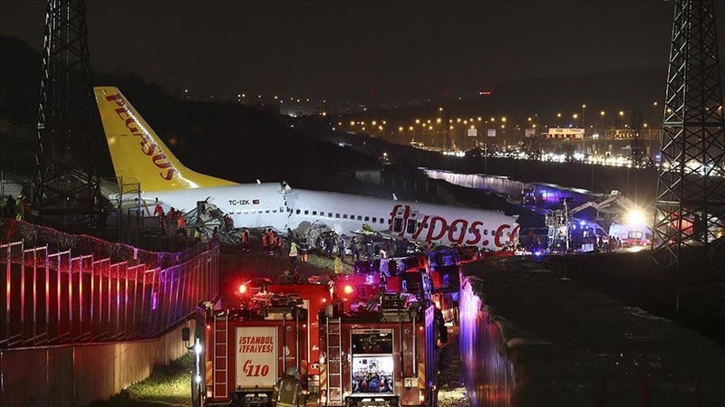 Число погибших в результате жёсткой посадки самолета в Стамбуле возросло до трёх
