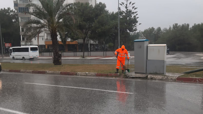 Сильный ветер обрушился на Анталью, на юге Турции объявлено штормовое предупреждение