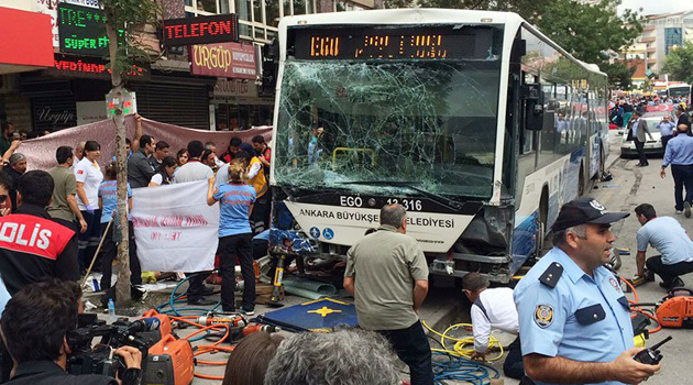 В Анкаре автобус врезался в остановку: погибли 12 человек