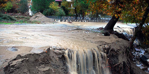 Жертвой наводнения в западной части Турции стал один человек