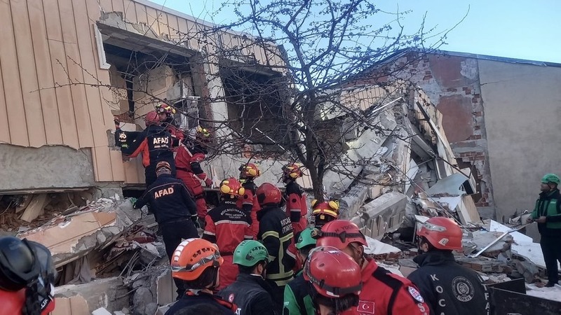 В пригороде Стамбула обрушился дом, под завалами могут быть 5 человек